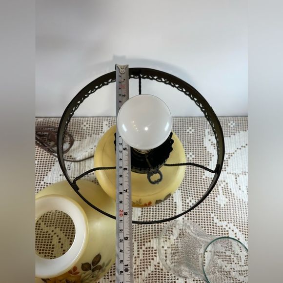 Vintage one way Hurricane glass table lamp || Gone with the wind table lamp || - Picture 11 of 12